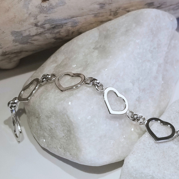 Jewelry - Adorable Heart Link Bracelet